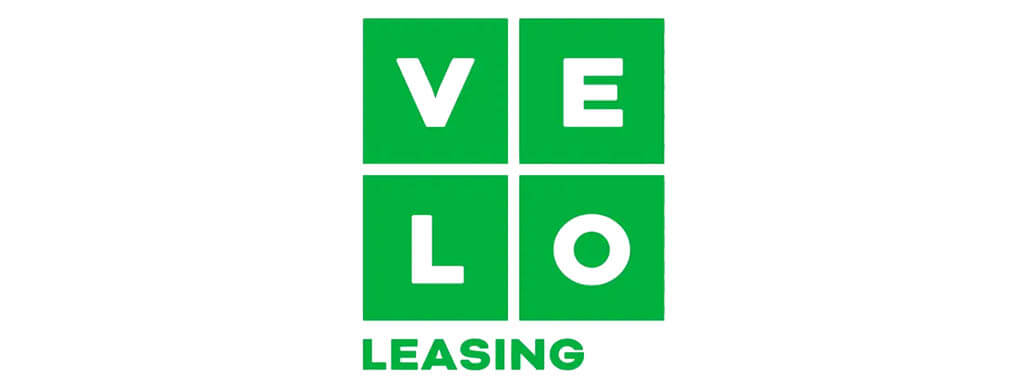 Logotyp firmy Velo Leasing. Składa się z czterech zielonych kwadratów ułożonych w większy kwadrat, wewnątrz których znajdują się białe litery tworzące napis "VELO". Poniżej umieszczono zielony napis "LEASING".