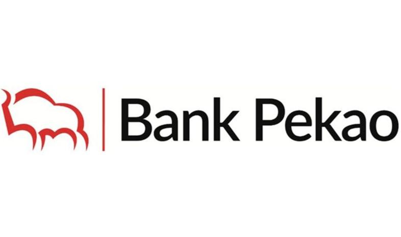 Logotyp Banku Pekao. Po lewej stronie znajduje się czerwony kontur żubra, oddzielony pionową czerwoną linią od czarnego napisu "Bank Pekao" po prawej stronie.