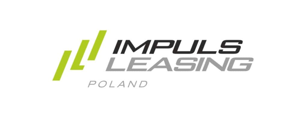 Logotyp firmy Impuls Leasing Poland. Po lewej stronie znajdują się trzy skośne, zielone równoległoboki o rosnącej wysokości. Po prawej stronie widnieje czarny napis "IMPULS", poniżej szary napis "LEASING", a na samym dole mniejszy, szary napis "POLAND".