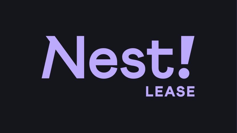 Logo Nest! Lease. Duży napis „Nest!” w kolorze jasnofioletowym, pod którym po prawej stronie znajduje się mniejszy napis „LEASE” w tym samym kolorze. Całość umieszczona na czarnym tle.